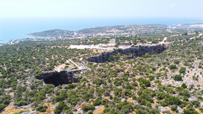 Mersin'in Silifke ilesindeki "Cennet ve Cehennem Obruklar" iin Sanayi ve Teknoloji Bakanlnn "2020 Yl Turizmde Destinasyon Ynetimi Fizibilite Destek Program" kapsamnda Mersin Valilii koordinasyonunda, ukurova Kalknma Ajans, l Kltr ve Turizm Mdrl ile Silifke Belediyesinin destekleriyle yrtlen iyiletirme almalar tamamland.    lgin yapsyla ne kan blge, corona virs (Covid-19) tedbirleri erevesinde ziyarete ald.