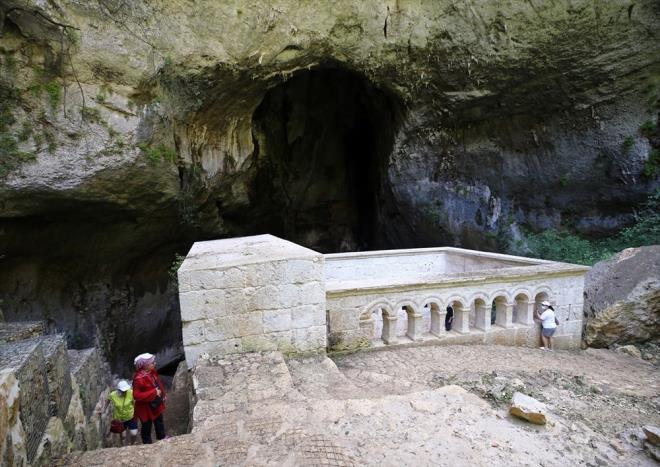 Arkadalaryla Ankara'dan gelen ziyaretilerden Asuman Dadanlar da obruun her kesini gezmeye altn belirterek, "Buraya ilk kez geldim ve ok beendim. Zaten hep duyuyorduk buray ama canl olarak grmek, iindeki bu atmosferde bulunarak havay teneffs etmek ok gzel. Cehennem tarafndan insan biraz rkyor ama manzaras gzel" ifadelerini kulland.