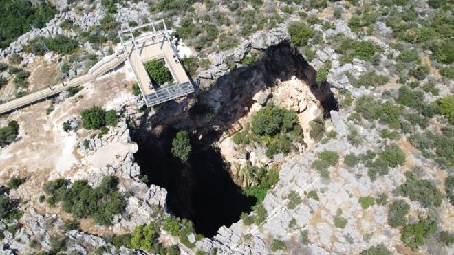 "CEHENNEM ZLEMEK" ARTIK DAHA KOLAY    rktc atmosferiyle ne kan, ibkey kenarlar nedeniyle inilmesi mmkn olmayan 128 metre derinlikteki Cehennem obruuna da cam seyir teras yapld.
