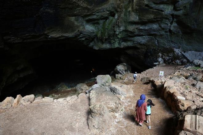 Ankara'dan gelen Nazmiye obanolu da obruklar uzun zamandr merak ettiini aktararak, unlar kaydetti:    "Bana ocukluumda 'Cehennemin orada bir korku hissediyoruz' derlerdi, ben de merak ederdim. Tabii ki yukarda olunca ok sknt deil ama yine de grnt olarak ho eyler hissettirmiyor. Cennet tarafnda ise ierideki havay solumak bile ayr rahatlk veriyor. nmesi biraz zor oluyor ama doa olarak evrenin tamam houmuza gitti. Buraya gelirken yolculuk boyunca evreyi de beendik. Cennetteki maarann ierisinde su sesleri ayr bir huzur verdi. Merdivenleri inerken gelen ku sesleri, aalarn, doann grnts hepsi ayr gzellikler. Merdivenle indik ama karken asansr kullanarak bu yorgunluu atacaz"