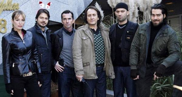 lk blm 31 Temmuz 2006 ylnda ekrana gelen Arka Sokaklar ksa srede ekranlarn fenomen yapmlarndan biri haline geldi. 600 blmne merdiven dayayan dizide yllar iinde birok isim veda etmiti.