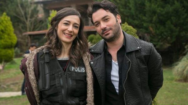 Dizinin ilk blmnden beri ekipte Aylin Aydn karakterini canlandran zlen nar'da ayrlk furyasna katlp diziye veda etmiti.