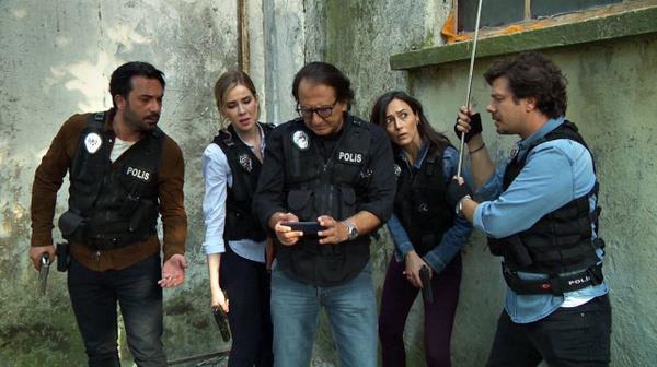 Trk televizyonlarnn en uzun soluklu dizileri arasnda yer alan Arka Sokaklar'dan seyirciyi zen haberler geldi.