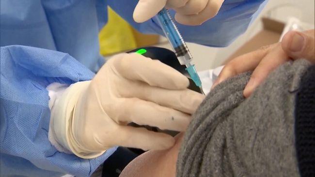 Trkiye'de in retimi Sinovac ile Alman-ABD retimi Pfizer-BioNTech alar yaplyor.    lk dozun uygulanmasndan 28 gn sonra yaplacak ikinci dozun randevusu hekim tarafndan verilip, SMS olarak cep telefonuna gnderiliyor. MHRS ve e-Nabz hesab zerinden randevu kontrol edilebiliyor veya deitirilebiliyor