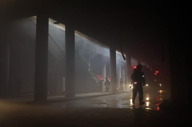 Ekiplerin 6 saatlik almalarnn ardndan kontrol altna alnan yangnda soutma almalarna baland.