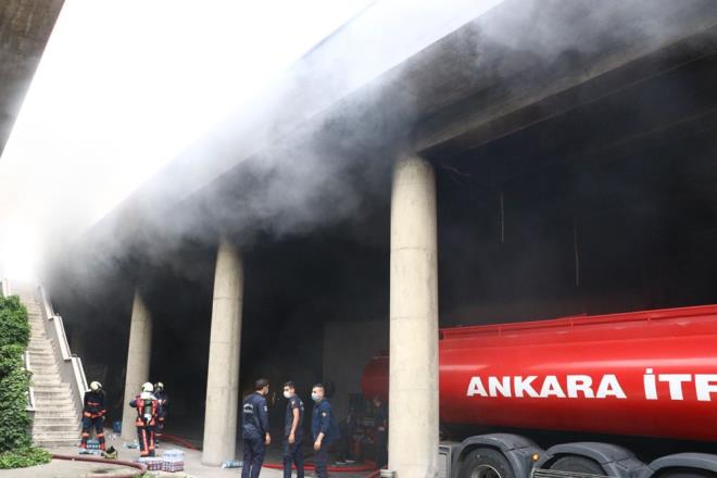 lk belirlemelere gre can kaybnn yaanmad yangnda baz itfaiye grevlileri dumandan etkilendi.