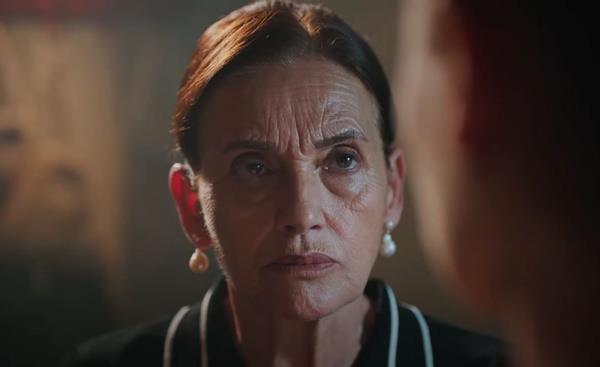 Barollerinde Burcu Biricik, Feyyaz erifolu, Selma Erge, Hande Ataizi'nin paylat Camdaki Kz dizisinin sezon final tarihi belli oldu.