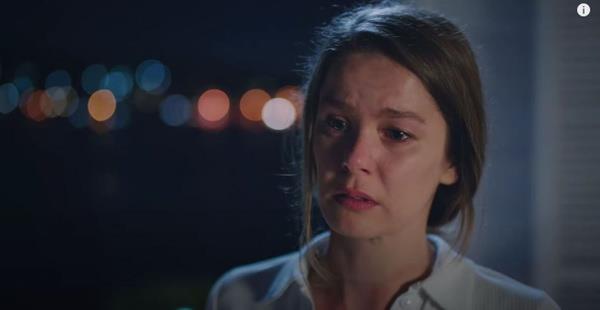 Glseren Budaycolu'nun Camdaki Kz romanndan ekrana uyarlanan ve ilk blm 8 Nisan'da seyirciyle buluan Camdaki Kz, gl kadrosuyla perembe akamlar reyting sralamasn alt st etmiti.