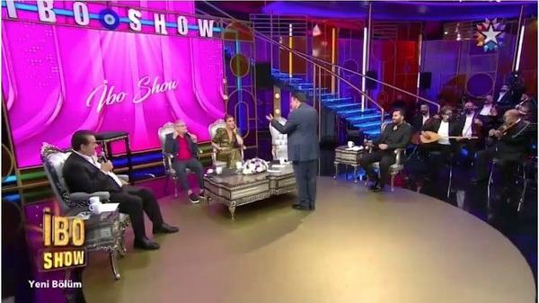 Esprileri art arda patlatan Mahmut Tuncer, orkestraya da taklmay ihmal etmedi.