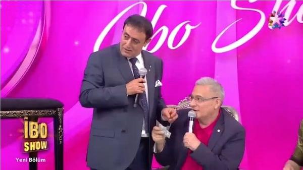 Erbil, "Balayacam uzun havana. Bu gece uzun havalar bitmedi. Ben de sylerim, kimse kalmaz burada" diyerek programdakilere tatl bir tehditte bulundu. Bunun zerine Mahmut Tuncer, Erbil'i 100 lira vererek susturdu.