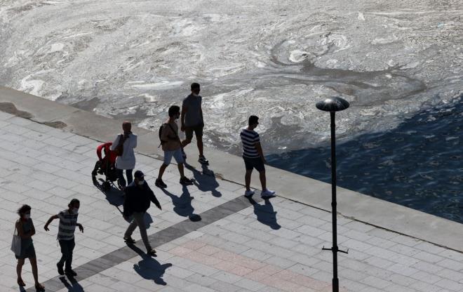 "u anda lm balam durumda. lm oldu ve sonularn gryoruz" ifadelerini kullanan Bozolu, "ncelikle 7-24 msilajn olutuu blgelerde deniz syrclarn almas gerekiyor. Bu msilajn buradan mutlaka toplanmas gerekiyor" dedi.