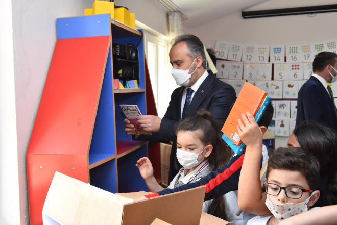 Bursa Bykehir Belediyesi Basn Yayn ve Halkla likiler Dairesi Bakanl Halkla likiler ube Mdrl tarafndan kurumda grevli personelin katlmyla dzenlenen kampanyada toplanan kitaplar, umut olmaya devam ediyor. Personelin youn katlmyla ksa srede toplanan yaklak 7 bin kitabn bir blm, sosyal medya zerinden talepte bulunan rnak'n Beytebap ilesi ehit Doan Acar Cumhuriyet lkokulu'na gnderilmiti. Pandemi nedeniyle uzun sre kapal kalan okullarn yeniden almasnn ardndan, Bykehir ailesinin toplad kitaplar bu kez Bursa'nn Kestel ilesine bal krsal Derekzk Mahallesi lkokulu rencileri iin umut oldu. Bykehir Belediyesi'nin Derekzk'l rencilere srprizi kitapla da snrl kalmad. Kent Estetii ube Mdrl ekipleri tarafndan okulun d cephesi boyand ve adeta bir tuval gibi resimlerle sslendi.