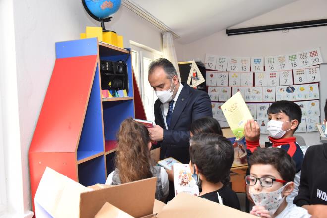 Bursa'nn Kestel lesi'ne bal krsal Derekzk Mahallesi'nde uzun sre okullarndan uzak kalan minik renciler, okullarna kavutuklar ilk hafta Bursa Bykehir Belediyesi'nin srprizleriyle adeta bayram etti. Okulun boyanmas, balanan kitaplar ve evre haftas etkinlikleri kapsamnda okul bahesinde pasta kesilmesiyle kk renciler gnllerince bir gn geirdi.