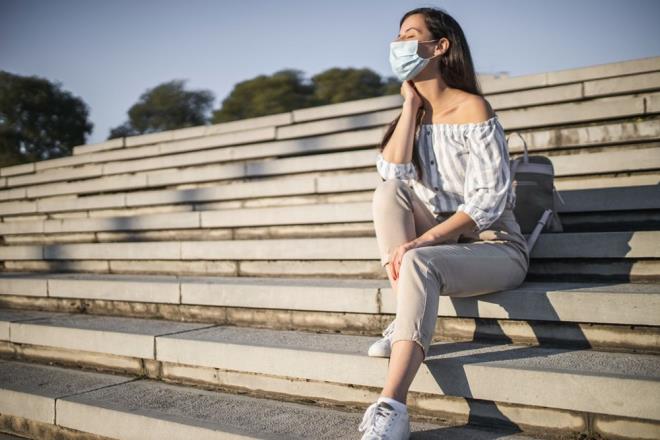 COV�D-19'A YAKALANAN YAKLA�IK 15 B�N K��� �NCELEND�    Bilim insanlar�, D vitamini seviyeleri ile Covid-19?un �iddeti aras�ndaki ili�kiyi de�erlendirmek i�in 11 �lkeden Covid-19?a yakanan 14 bin 134 ki�inin ve hastal��� olmayan 1,2 milyondan fazla ki�inin genetik varyantlar�n� inceledi.  Kanadal� ara�t�rmac�lar: D vitaminin Covid-19 kar�� herhangi bir etkinli�i yok - 2