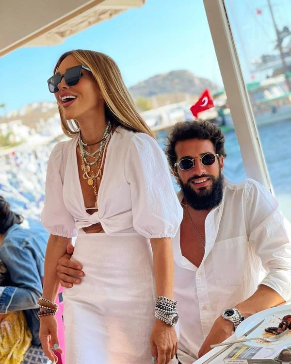 Bir s�redir Dumping sendromuyla m�cadele eden �nl� �ark�c�, hastal���yla ilgili, "G�nde 10-15 ila� i�iyorum ama v�cutta kalm�yor. O y�zden serum da al�yorum. Bunlar� kendi kafas�zl���mdan yapt�m, kabul ediyorum." diye konu�mu�tu.