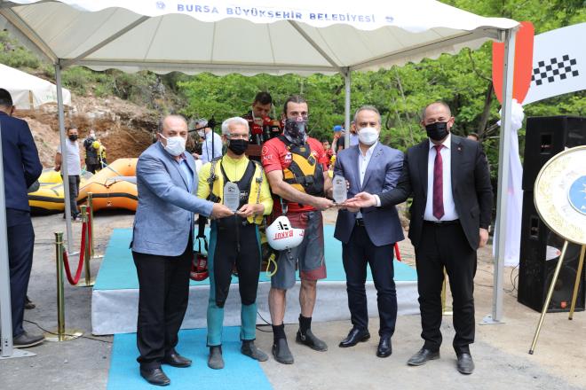 Dolaysyla bugn burada yaplan al sadece Orhaneli zelinde bir konu deil, bana gre bu yatrm btn Bursa'y hatta btn Trkiye'yi rafting sporu anlamnda ilgilendiren bir konu. Bursa?nn 3 milyon 100 bin nfusu var ve 20 milyonluk bir hinterlant ierisindeyiz. Hemen yan bamzda stanbul gibi 15 milyonluk bir deer var. Allah'n izniyle bu turizm yatrmlarnn ehirde ne kadar maddi ve manevi bir karlk bulacan imdiden hayal edebiliyorum, grebiliyorum. Bu tesis nedeniyle de Orhaneli Belediye Bakanmza ok teekkr ediyorum dedi.