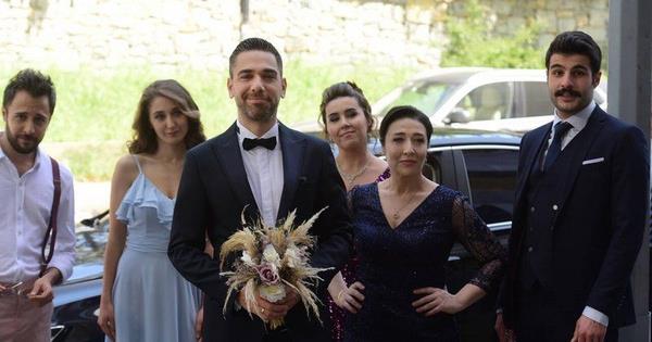 Kendi halinde bir kebap ustas olan Frat, kaderiyle oynayan nl yaam kou Doktor Ak?a dersini vermek ister. Frat?n fkeyle kt yolculuk, onu bir Fransz restoranna srkledii Akn Tarifi reytinglerde ilk 10'a dahil oldu.