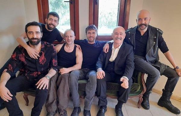 ukur 132. blm ile final yaparak ekranlara veda etti. Show TV'de diziseverler ile son kez buluan ukur reytinglerde herkesi artt.