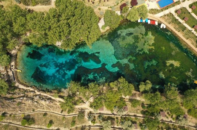 Valilikten yap�lan a��klamaya g�re, �lkenin nadide do�al g�zelliklerinden olan ve Cumhurba�kan� Erdo�an'�n imzas�yla "kesin korunacak hassas alanlar" listesine al�nan do�al akvaryum g�r�n�m�ndeki G�kp�nar G�l�'nde ba�lat�lan peyzaj ve �evre d�zenleme �al��malar� G�kp�nar?�n ruhuna uygun olarak tamamland�.