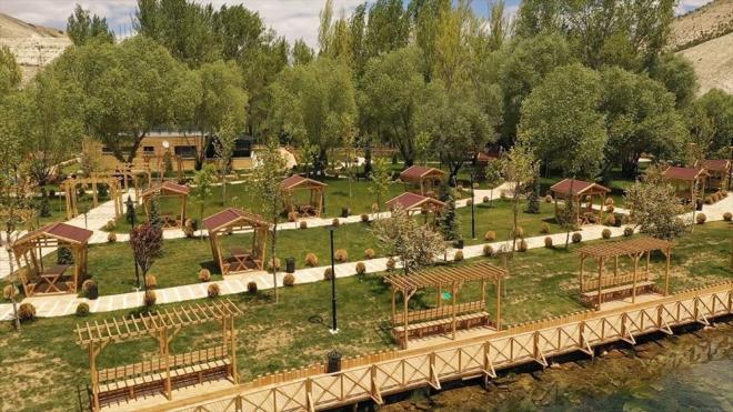 Mevcut do�al dokunun korunarak ye�il alanlar�n art�r�ld��� d�zenleme �al��malar� Valilik himayesinde �l �zel �daresi marifetiyle k�sa s�rede tamamland�.