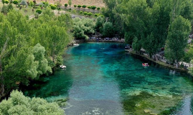 G�kp�nar?da g�n�birlik olu�an ziyaret�i yo�unlu�unu dengelemeyi ama�layan proje kapsam�nda, ah�ap malzeme kullan�larak kamelyalar, kendine hayran b�rakan berrak suyun yak�ndan g�r�lebilece�i gezinti ve seyir alanlar�, oturma alanlar�, �ocuk oyun alanlar� ve bir�ok donat�n�n bulundu�u yeni mekanlar olu�turuldu.