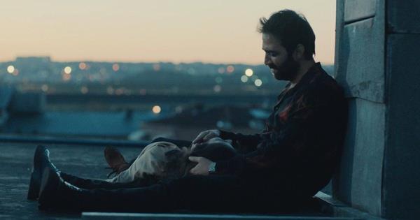 Gizlice Koovallar'n evine girmeyi baaran Murtaza, Aye'nin naan ukur'daki bir atya getirdi.