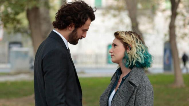 Glseren Budaycolu?nun romanndan televizyona uyarlanan ve TRT 1 ekranlarnda yaynlanan sevilen dizi Masumlar Apartman bu akam sezon finali ile ekranlara geldi. Sevilen dizinin sezon finalinde nemli bir ayrlk yaanyor. Dizide 'nci' karakterini canlandran Farah Zeynep Abdullah'n diziden ayrlaca haberi gndeme gelmiti. Ayrca bu blmde Glben'in Esat iin yapt duygusal konuma izleyicileri gzyalarna bodu. Peki Masumlar Apartman nci lyor mu? te detaylar...