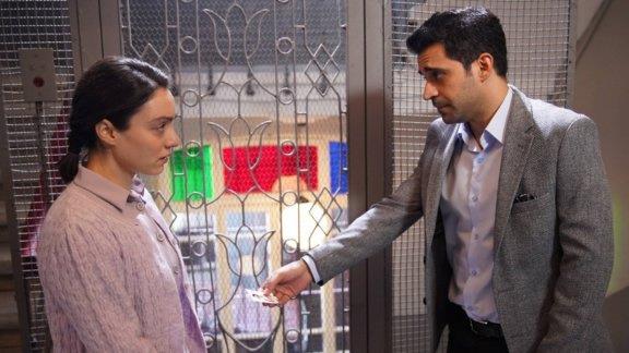 GLBEN ESAT'TAN AYRILIYOR MU?    Yeni blmde Glben'in rahatszlndan dolay kendini Esat'a layk grmeyip, ayrlmak istemesi izleyenleri ekrana kilitledi. Merve Dizdar'n canlandrd Glben karakterinin p dairede yapt duygusal konuma sahnesi sosyal medyada da ok konuuldu. Glben, "Benim kusurlarm klemeyecek kadar byk." diyerek ayrlk nedenini duygusal bir biimde anlatt.