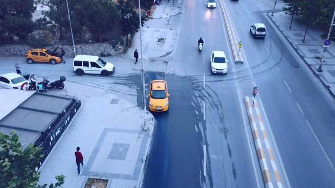 ''SU DEL ZEHR AKIYOR''  Esenyurt'ta taksi ofrl yapan Ercan Ylmaz, ''ocuklar dar karmaya korkuyoruz. Resmen su deil zehir akyor. Deniz mavisi fabrika atklar ve sular geliyor. Bunlar da ime sularna katlyor'' diyerek tepki gsterdi.