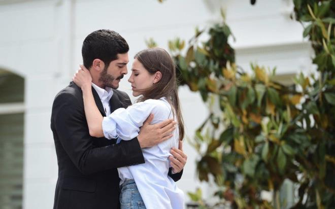 Diziye uyarlanan Camdaki Kz kitabnda Hayri karakterinin fiziksel zellikleri ile Burak Deniz'in d grnn uyumas ise seyirciyi imdiden heyecanladrd. Burcu Biricik ve Burak Deniz'i birbirine yaktran hayranlar sosyal medyadan paylamlar balad bile.