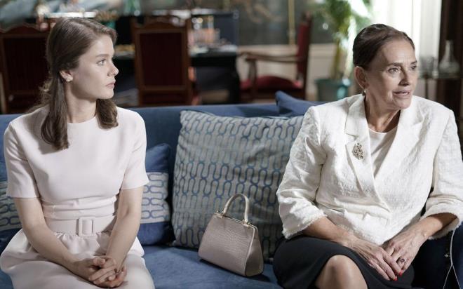 Hayri, kyde bym, annesi ve abisi bata olmak zere sevdii herkesi kk yata kaybetmi ezik denilebilecek bir karakter. Egosunu tatmin etmenin yolunu ise kendinden stat olarak yksekte olan kadnlar etkilemekte bulmu. Her ne kadar Hayri kendini ak adam olarak nitelendirse de aslnda ocukluktan gelen travmalarnn sonucu olarak egosunu bu ekilde tatmin ediyor.