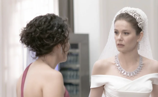 Peki Camdaki Kz'daki Hayri kitapta nasl anlatlyor:   <br>  Rafet beyin Nalan?a ofr olarak tahsis ettii kii ise Hayri. Hayri, kyden stanbul?a almak iin gelmi, iri yar, kara kal kara gzl, yaz bir Anadolu delikanls olarak betimleniyor. Nalan?n gzellii karsnda bylenen Hayri, srekli bir ekilde Nalan?n etrafnda olmaya alyor. Arabada yolculuk ederken srekli aynadan Nalan ile gz gze gelemeye alrken, i yerinde ise Nalan?n ofisinin penceresinin nnden ayrlmyor.