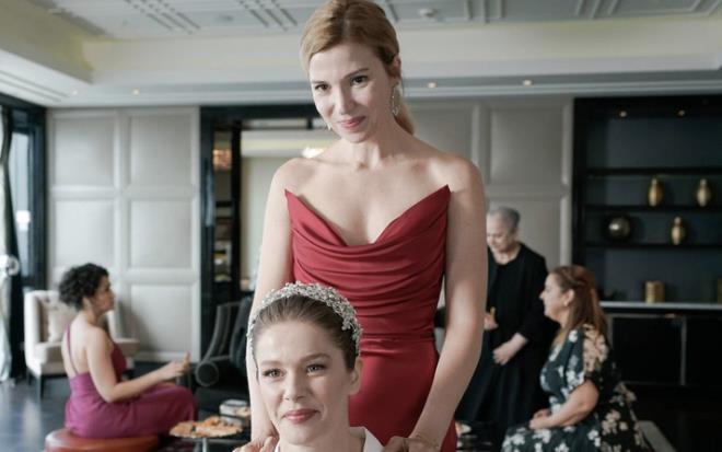 Burak Deniz'in Camdaki Kz'n kadrosuna katlaca iddialar glendiren bir baka sebeb ise Hayri karakteri oldu. Hayr 2. sezonda Nalan'n hayatna girecek ve bir anda dizinin barol olacak.