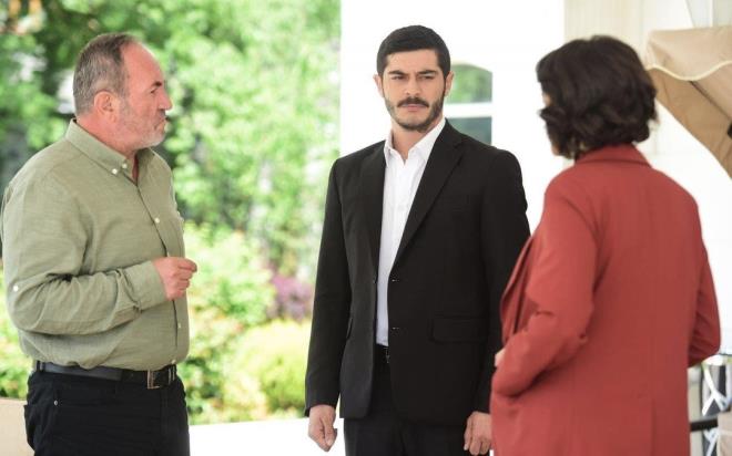 Dizide final iin geri saym balamken bugn medya kulislerine den bir haber ise olay oldu. Maral dizisiyle bambaka bir krakter olarak izleyicisi karsna kan ve oyunculuu ile kendisine hayran brakan gen oyuncu Burak Deniz Kanal D'nin Camdaki Kz dizisine katlyor.