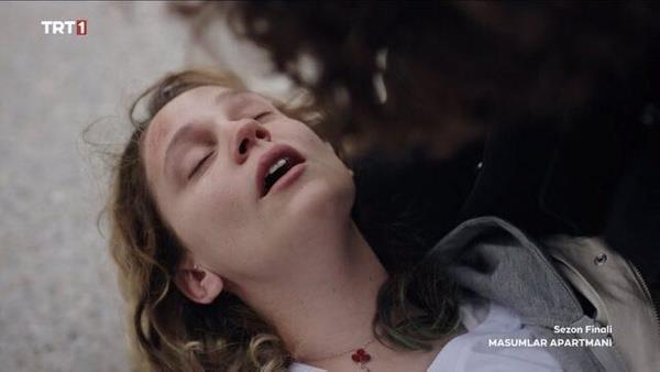 Farah Zeynep Abdullah, final ile birlikte dizideki tm ekip arkadalar ve oyuncularla ekilen pozlaryla veda etti.