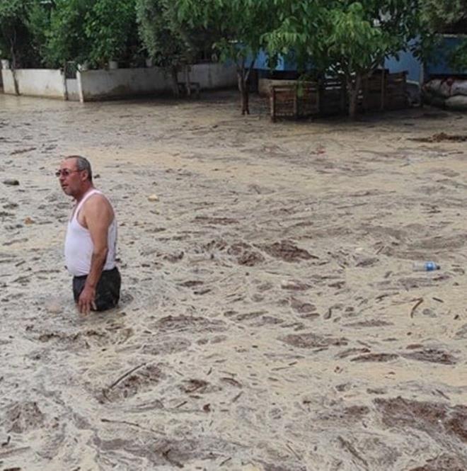 ZOR ANLAR YAANDI  Darda kalan vatandalar sokaklar kaplayan amur nedeniyle evlerine ulamakta, baz srcler de ulamda glk ekti.