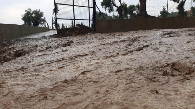 Yeil Mahalle Eriboyun Mezarl mevkiinde bir anda etkili olan saanak ya vatandalara zor anlar yaatt.
