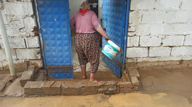 Aydn'da saanak sele dnt - 3  BAZI EVLER SU BASTI  Baz evleri su basarken, vatandalar kendi imkanlaryla suyu tahliye etmeye alt.