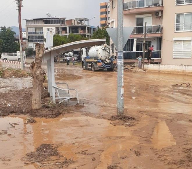 Nazilli Belediyesi ekipleri blgeye sevk edilirken, cadde ve sokaklarn amurdan arnmas iin alma balatld.