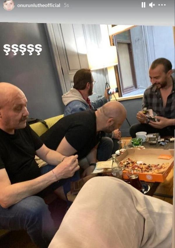 nmzdeki gnlerde ekimleri balayacak olan Leyla ile Mecnun dizisinin oyuncular, ynetmen Onur nl ve senarist Burak Aksak'la birlikte toplant yapt.