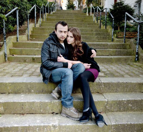 lk sezonda Ezgi Asarolu, Leyla le Mecnun dizisinde Leyla olarak yer almt. Fakat daha sonra diziden rol arkada Ushan akr'n kendisini dvdn iddia ederek diziden ayrlmt.