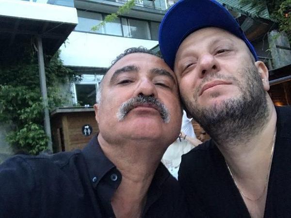 Leyla ile Mecnun'da Erdal Bakkal roln canlandran Cengiz Bozkurt da, Serkan Keskin ile ekilen fotorafn "Youn istek zerine yeniden yanak yanaa" notuyla paylat.