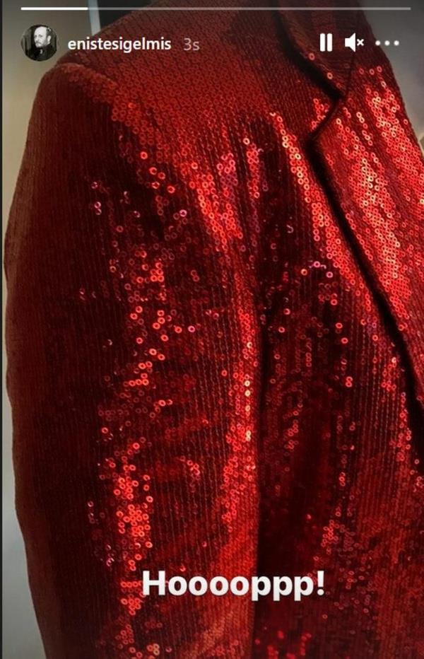 Dizinin en sevilen karakterlerinden olan smail'i canlandran Serkan Keskin ise karakterle zdeleen krmz ceketin fotorafn Instagram'dan paylat.