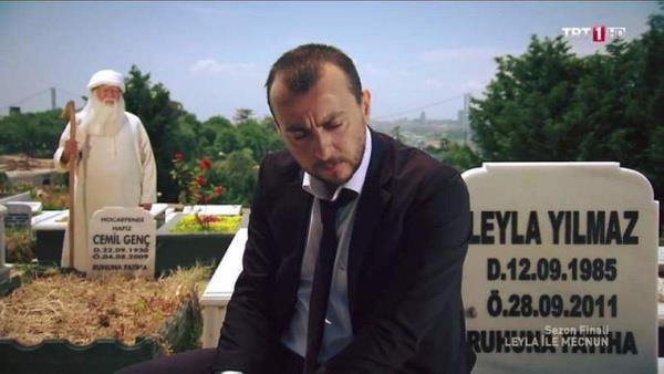 Senarist de Asarolu'nun ayrlnn ardndan baarl bir lm senaryosu yazmt. Mecnun ise mrnn geri kalann, gerek Leyla'sn arayarak geirmiti.