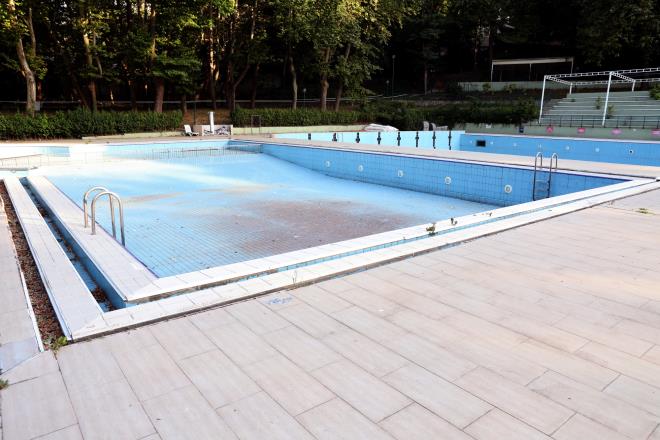 Bursa?nn nemli bir deeri  <br>  Bursa?nn sporda da marka bir kent olmas hedefiyle kente yeni tesisler kazandrmann yannda amatr spor kulplerine de her trl destei verdiklerini hatrlatan Bursa Bykehir Belediyesi Bakan Alinur Akta, Havuzlupark?n sadece bir spor tesisi olmadn, Bursallarn hatralarnda da nemli bir yer edindiini syledi. Bursa?nn nemli bir deeri olan bu tesislerin iler acs halinin kente yakmadn ifade eden Bakan Akta, ?Havuzlupark?n yeniden Bursa?ya kazandrlmas iin neler yaplmas gerektii noktasnda bende gidip, yerinde inceleme yapmtm. Gerekten kentin gbeinde nemli bir tesis. Burann yeniden ayaa kaldrlmas iin Genlik ve Spor l Mdrl?mz bizden proje hazrlamamz talep etti. Gerekten modern ve ayrcalkl bir proje hazrladk. Bakanlk desteiyle Havuzlupark? yeniden Bursa?mza kazandrmak istiyoruz? diye konutu.