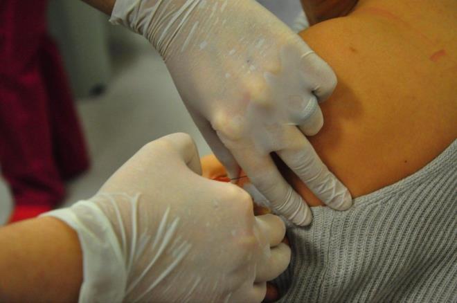 Fahrettin Koca'nn a olmasnn ardndan 14 Ocak itibariyle tm salk alanlar ada ncelik srasnda olan ilk meslek grubu olarak alarn yaptrmaya balad.  <br>  lk etapta Bakanlk tarafndan yaynlanan ada ncelikli meslek gruplar tablosuna gre sralama u ekilde:  <br>  1. Aama:  <br>  A. Salk kurumunda alanlar (kamu, zel, niversite, vakf vb. tp fakltesi ve di hekimlii fakltesi stajyer rencileri dahil), tm (kamu, serbest eczane alanlar (eczac ve kalfalar dahil),  <br>  B. Yal, engelli, koruma, evleri gibi yerlerde kalan ve alanlar  <br>  C.65 ya st bireyler; C1- 85 < ya st bireyler, C2- 80-84 ya aras bireyler, C3- 75-79 ya aras bireyler, C4 - 70-74 ya aras bireyler, C5- 65-69 ya aras bireyler