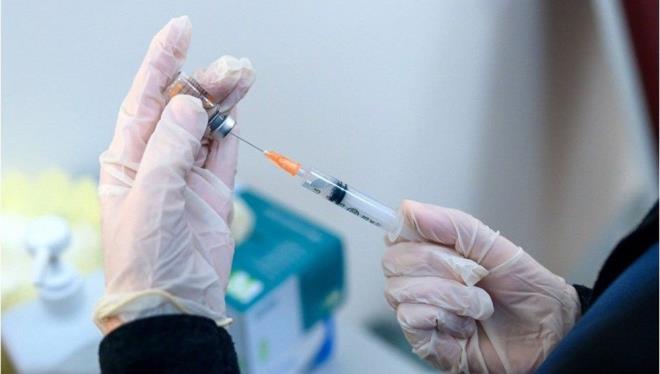 RETMENLER DE AILAMAYA DAHL EDLD  <br>  Corona virsle mcadelede tedbirlerin kademeli olarak gevetilmesiyle birlikte Salk Bakan Fahrettin Koca, niversitelerin Eyll'de alabileceini syledi. Bunun iin de retim yeleri ve rencilerin bu tarihe kadar alanmasnn tamamlanacan aklad. lk etapta retim yeleri alanmaya balad.    Ayrca kademeli olarak haftada iki gn gerekletirilen yz yze eitim devam ederken de tm retmenler de alanmaya balad.