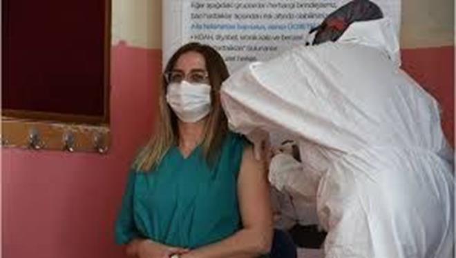 2. aamada:  <br>  A. Hizmetin srdrlmesi iin ncelikli sektrler:  <br>  A1- Milli Savunma Bakanl    A2 - ileri Bakanl    A3 - Kritik grevlerdeki kiiler,    A4 - Zabta, zel gvenlik    A5- Adalet Bakanl    A6 - Cezaevi    A7 - Eitim sektr (retmenler ve retim yeleri)    A8 - Gda sektr (SGK kaytlarna gre) alanlar (frn, yemek fabrikalar, gda imalathaneleri, ambalajlanm su reticileri vb.),    A9 - Tamaclk (SGK kaytlarna gre) sektrnde alanlar    B.50-64 ya aras bireyler: B1- 60-64 ya aras bireyler, B2- 55-59 ya aras bireyler, B3- 50-54 ya aras bireyler.