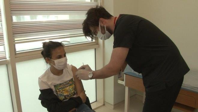 Hangi meslek gruplar a oldu? A sras kimlerde? - 10  AIYA DAHL EDLEN YEN MESLEK GRUPLARI    Salk Bakanl her geen gn alama programna yeni meslek gruplarnn daha dahil edildiini aklamaya devam ediyor.    Buna gre 11 Haziran itibariyle  gda retim ve datm sektr ile kafe, lokanta ve restoran alanlar, berber ve kuafrler ve ya kstlamas olmadan tm avukatlar a programna dahil edildi.