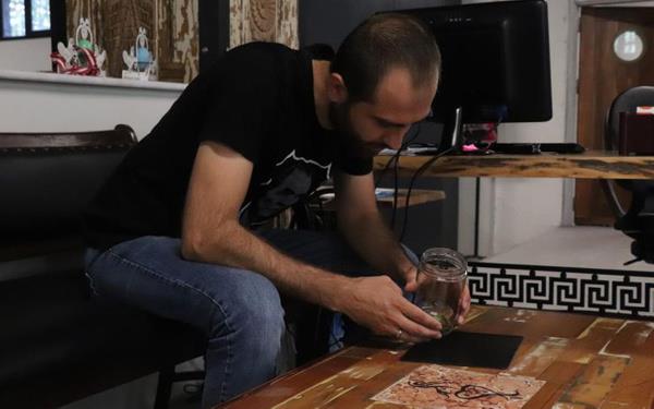 Grd rmcee inanamayan Tutkun kavanoza koyarak arkadalarna gsterdi. Aratrmalara balayan Tutkun, rmcein Trkiye?de sadece 6 kez grldn ve kendi bulduunun ise 7?ncisi olduunu rendi.